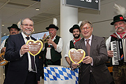 Münchner Flughafenchef Dr. Michael Kerkloh und Burkhard Feuge, Lufthansa-Stationsleiter in München, begrüßten am frühen Morgen des 26.04.2016 die Passagiere des Fluges LH 1840 persönlich an ihrem Gate (©Foto: Marikka-Laila Maisel)